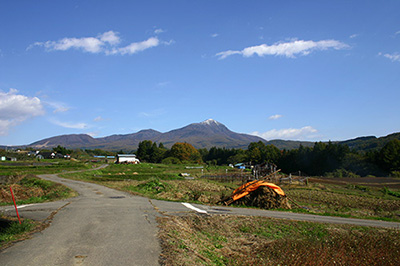 博物館から見える田んぼからの飯縄山